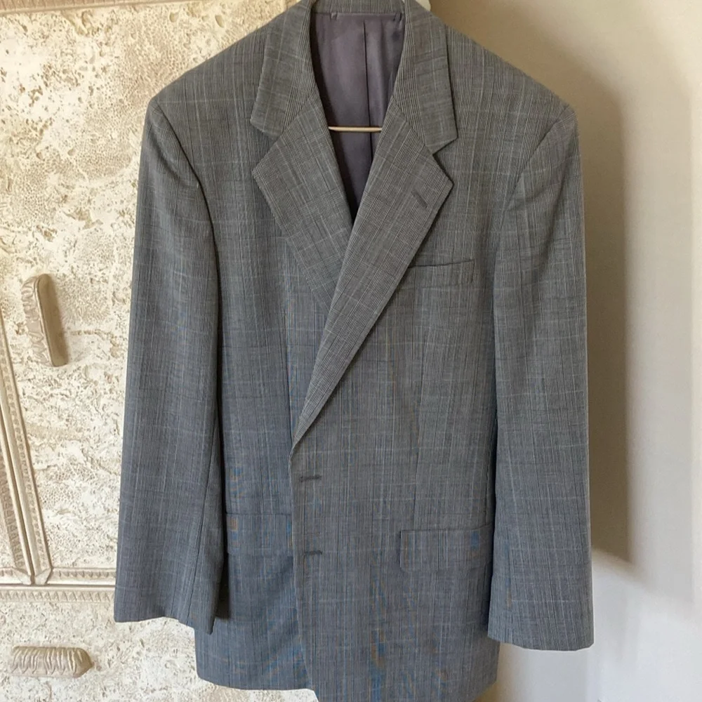 Hickey Freeman Classic two piece suit, 100% Wool like new, pants no pleats 36/30